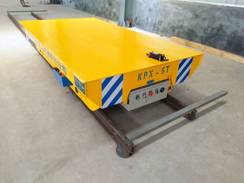 在電動平車的中間部位，載荷分布要均均